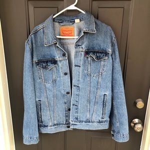 Levi’s Vintage Light Wash Denim Trucker Jacket L